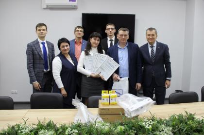Координатор партийного проекта Единой Росссии "Школа грамотного потребителя" Сергей Токарев совместно с представителями регионального исполнительного комитета партиии "Единая Россия" поздравили региональных победителей конкурса «Лучший дом. Лучший двор».